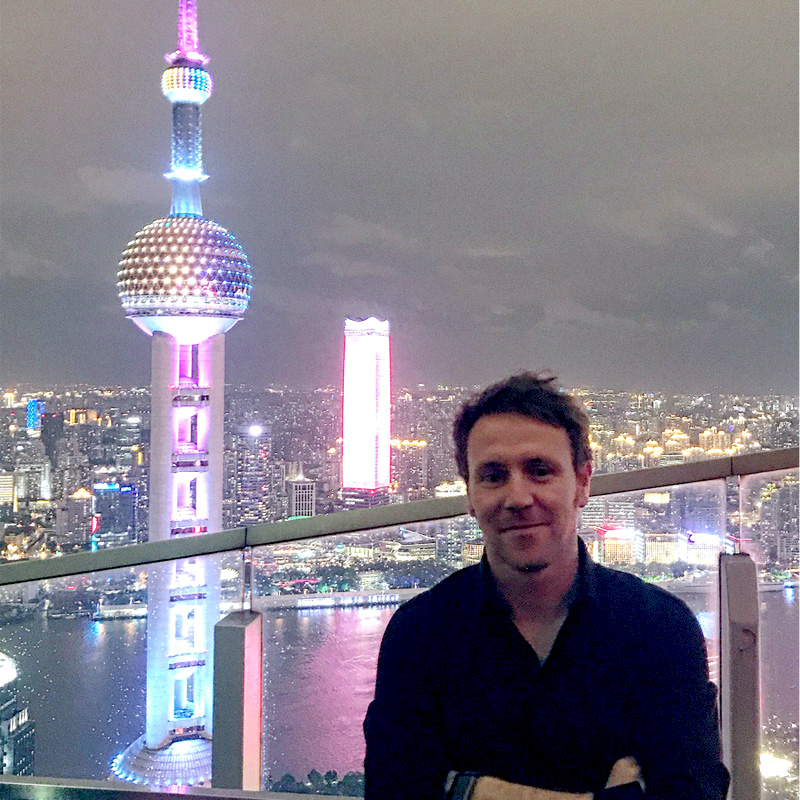Maggio 2019; Nuovo arrivato in SOSITALIA Mauro Salvador a Shanghai, Cina sul tetto del Ritz Carlton hotel con una vista sulla Oriental Pearl Tower